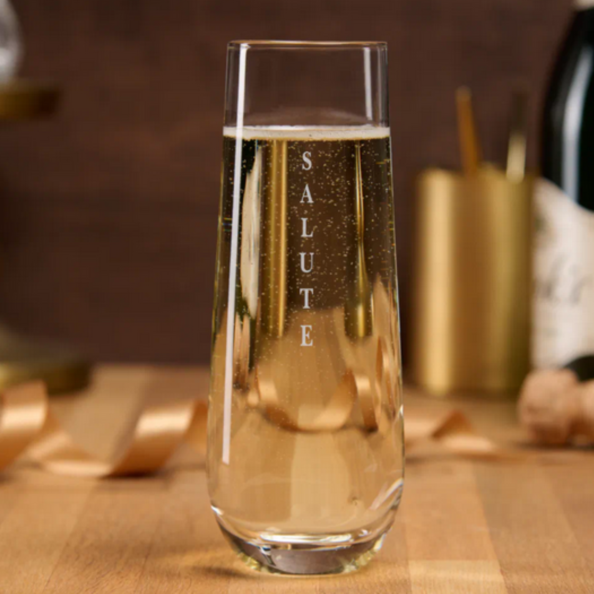 Etched stemless champagne flute with Salute (cheers) in vertical serif font, can purchase one or more and choose glass style. Italian and Sicilian heritage gift, Italian champagne glass, Italian toast glass, Italian wedding gift, anniversary gift, Italian American gift, gift for Italian family, Italian celebration glassware, Italian table decor.

