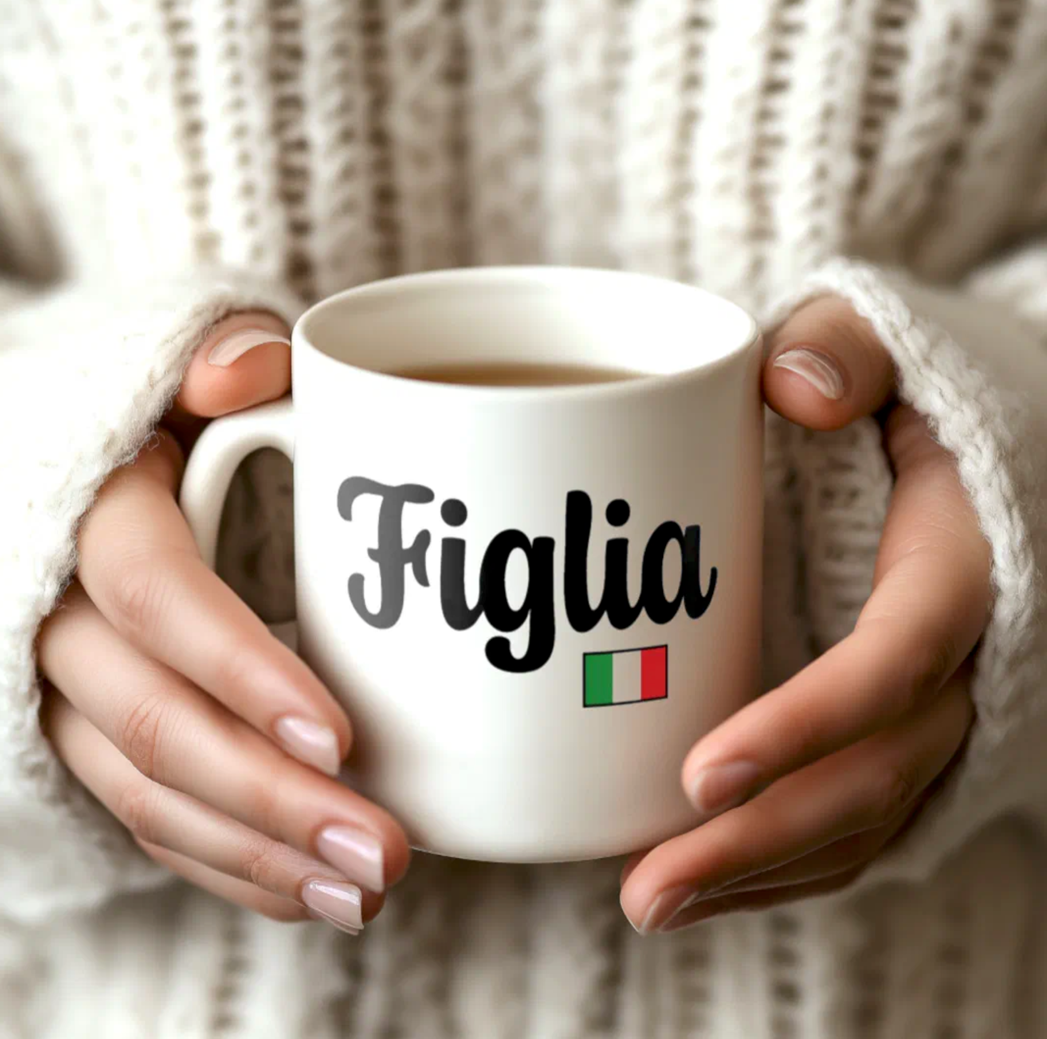 Person holding a mug with 'Figlia' and Italian flag design