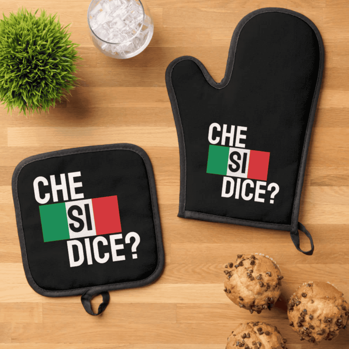 Black pot holder and oven mitt with 'CHE SI DICE?' text - Italian & Sicilian heritage housewarming gift kitchen accessories