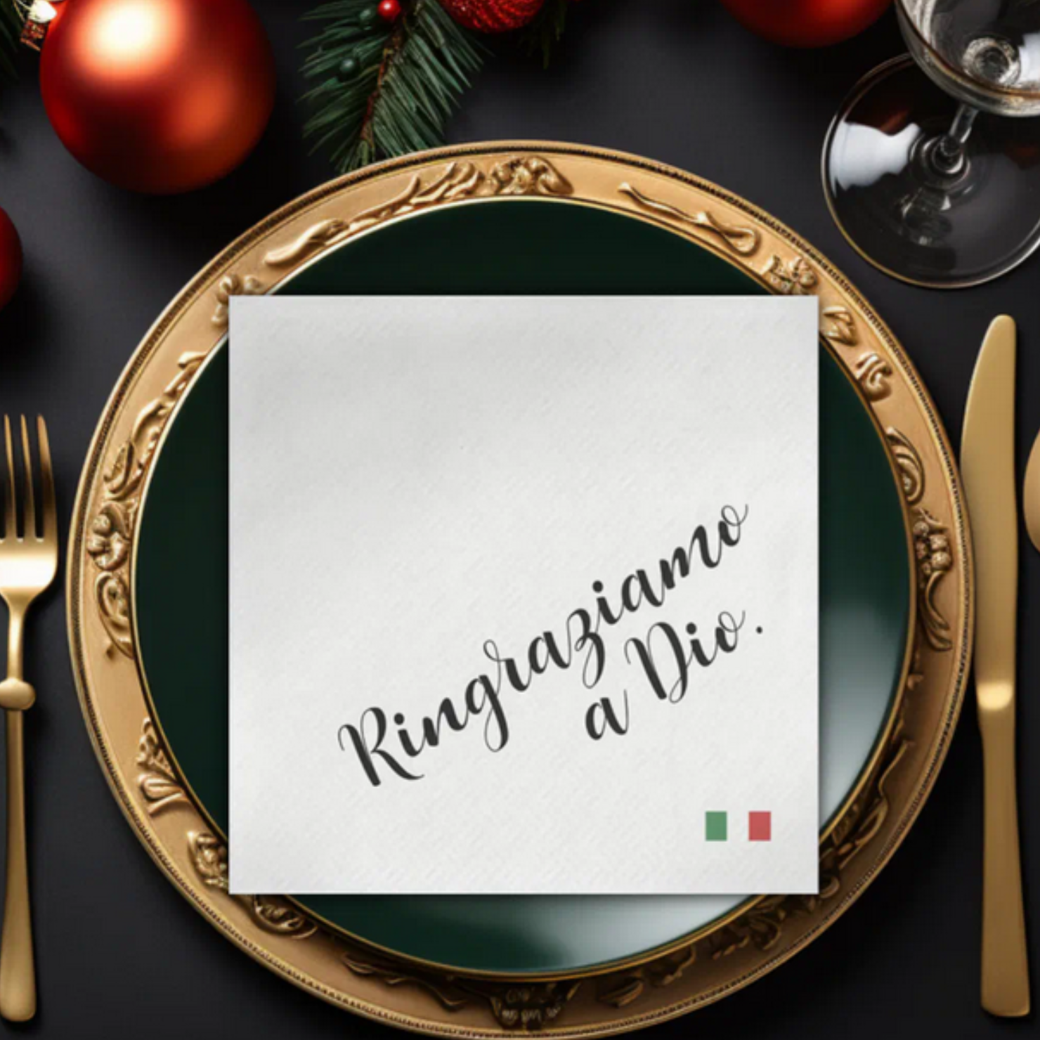 Decorative table setting with a gold plate, green plate, and white card with 'Ringraziamo a Dio' text.
